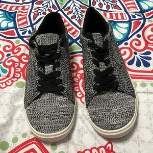 STEVE MADDEN LACE UP